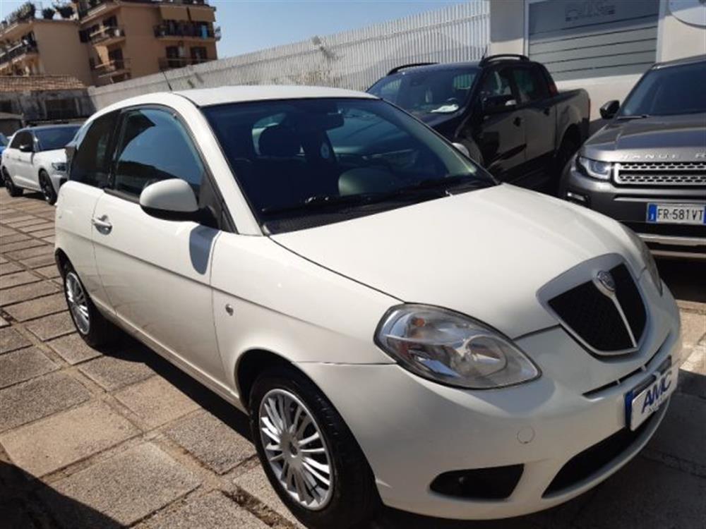 Ypsilon   Ypsilon 1.3 MJT 75 CV Versus