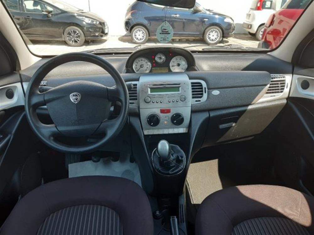 Ypsilon   Ypsilon 1.3 MJT 75 CV Versus