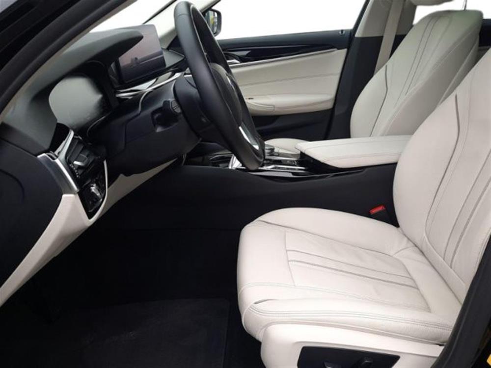 530 530 e xDrive Touring Bus