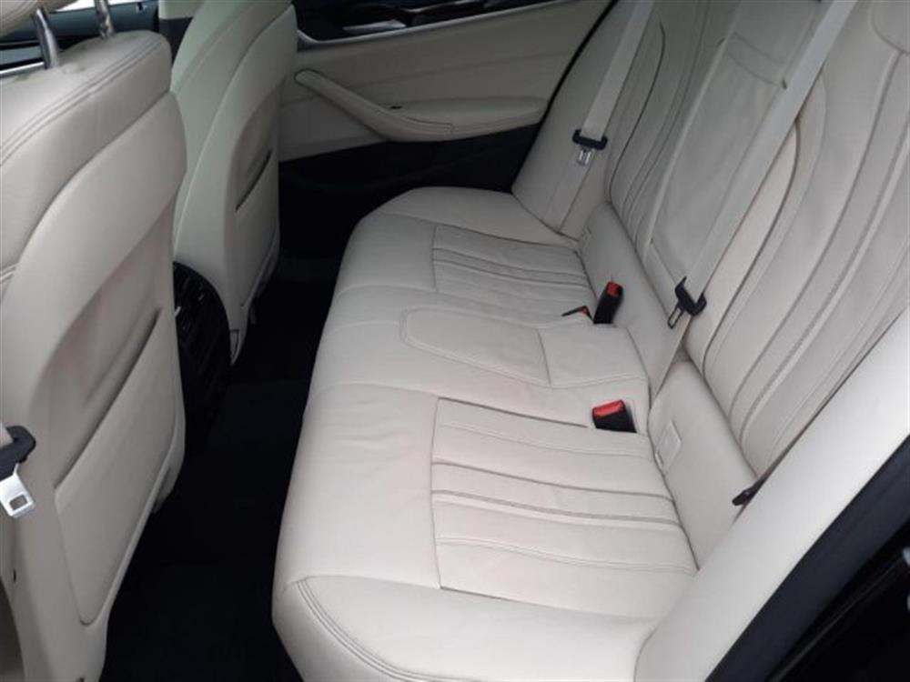 530 530 e xDrive Touring Bus