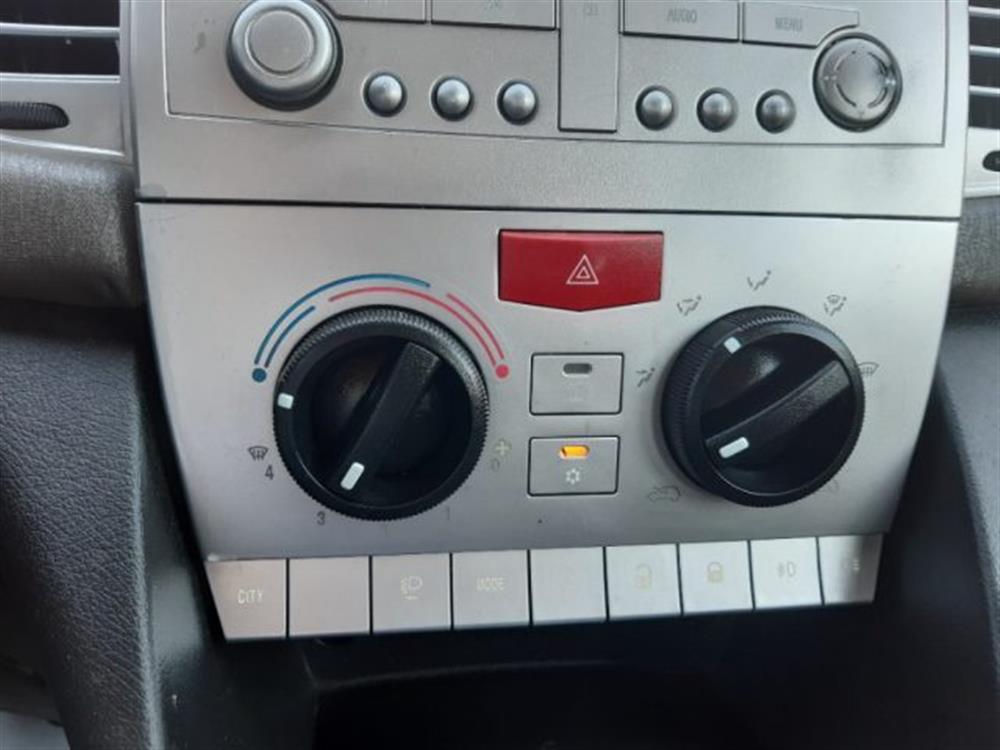 Ypsilon Ypsilon 1.3 MJT 75 CV Versus