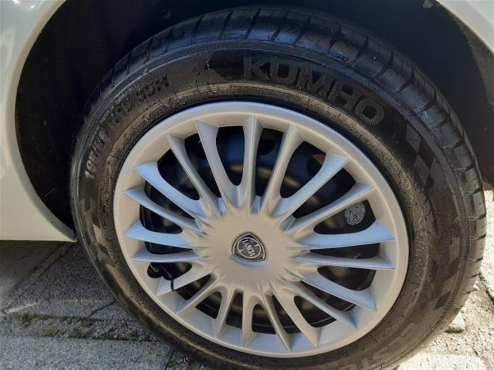 Ypsilon Ypsilon 1.3 MJT 75 CV Versus