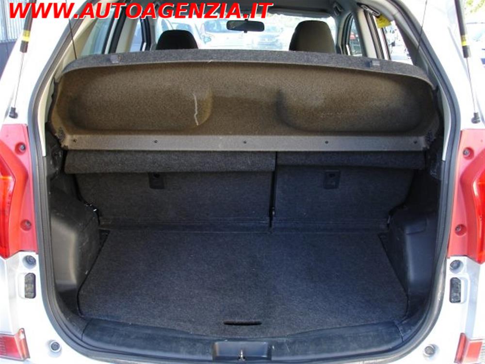 Trezia Trezia 1.3i 6MT Comfort MUL