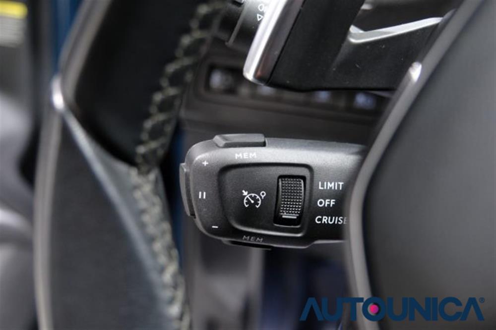 3008 3008 HYBRID4 300 E-EAT8 A