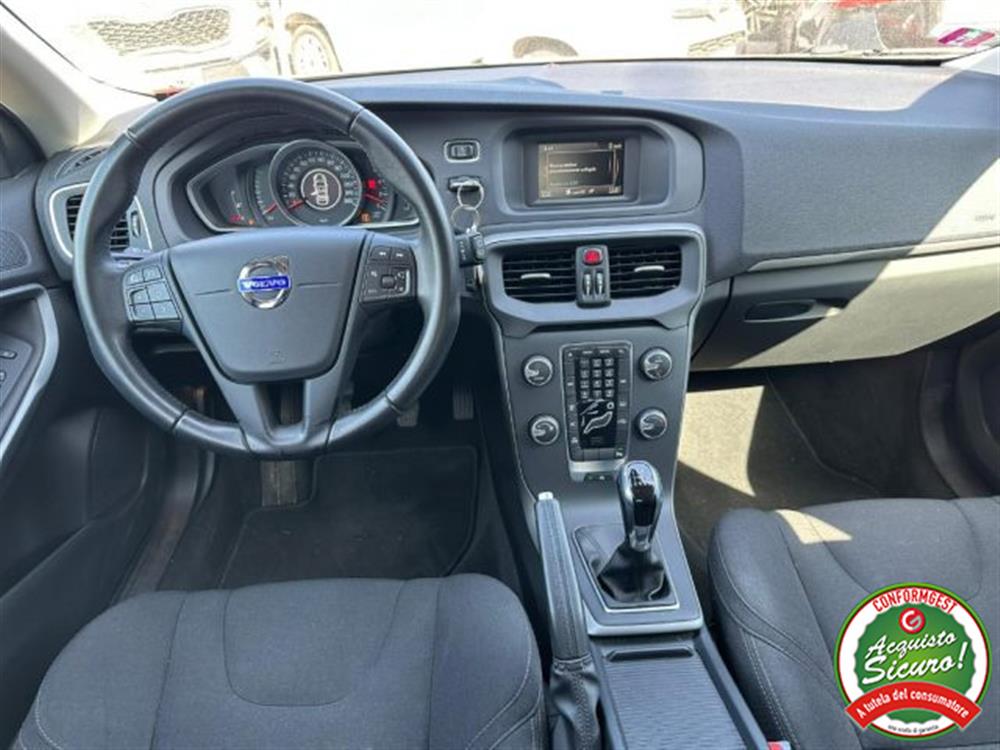 V40 V40 Momentum D2