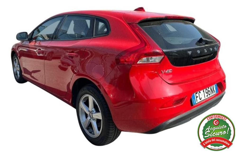 V40 V40 Momentum D2