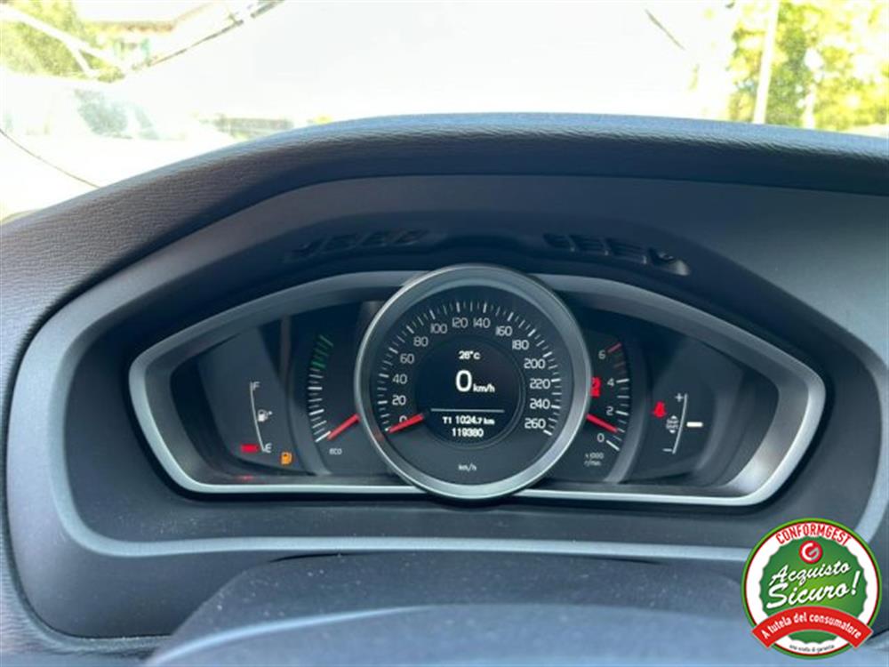 V40 V40 Momentum D2