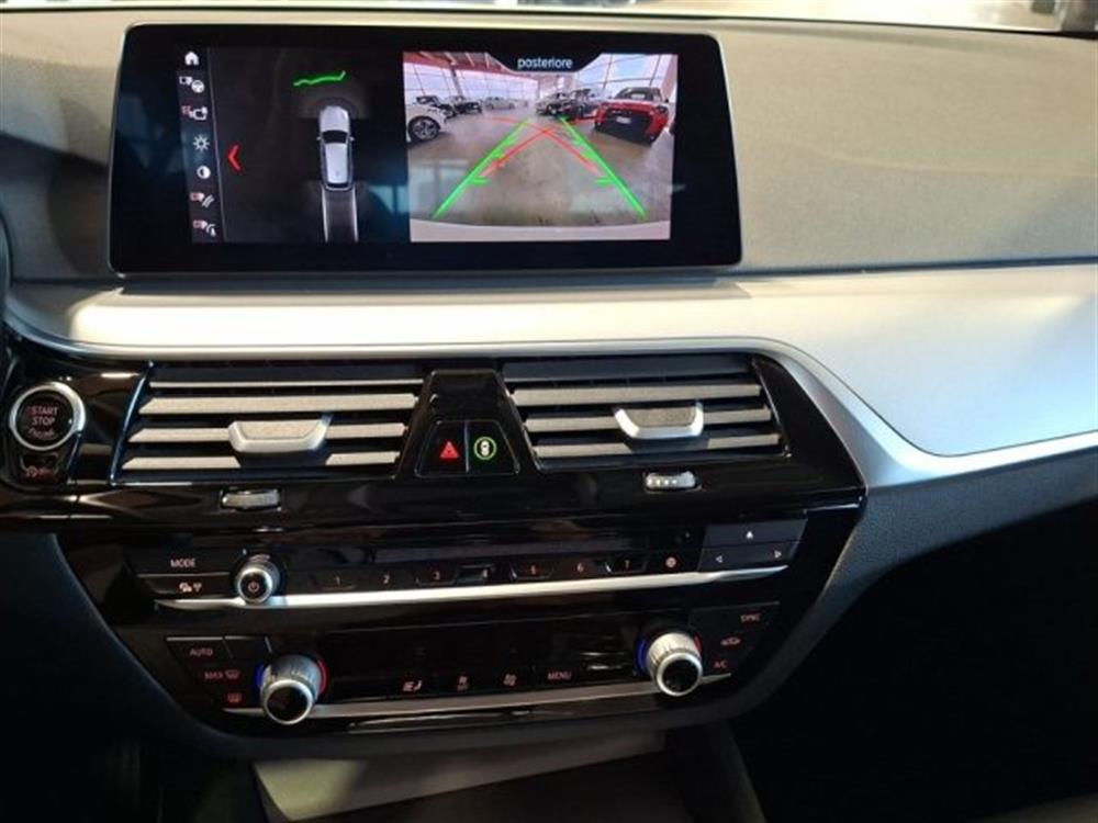520 520 d xDrive Touring Bus