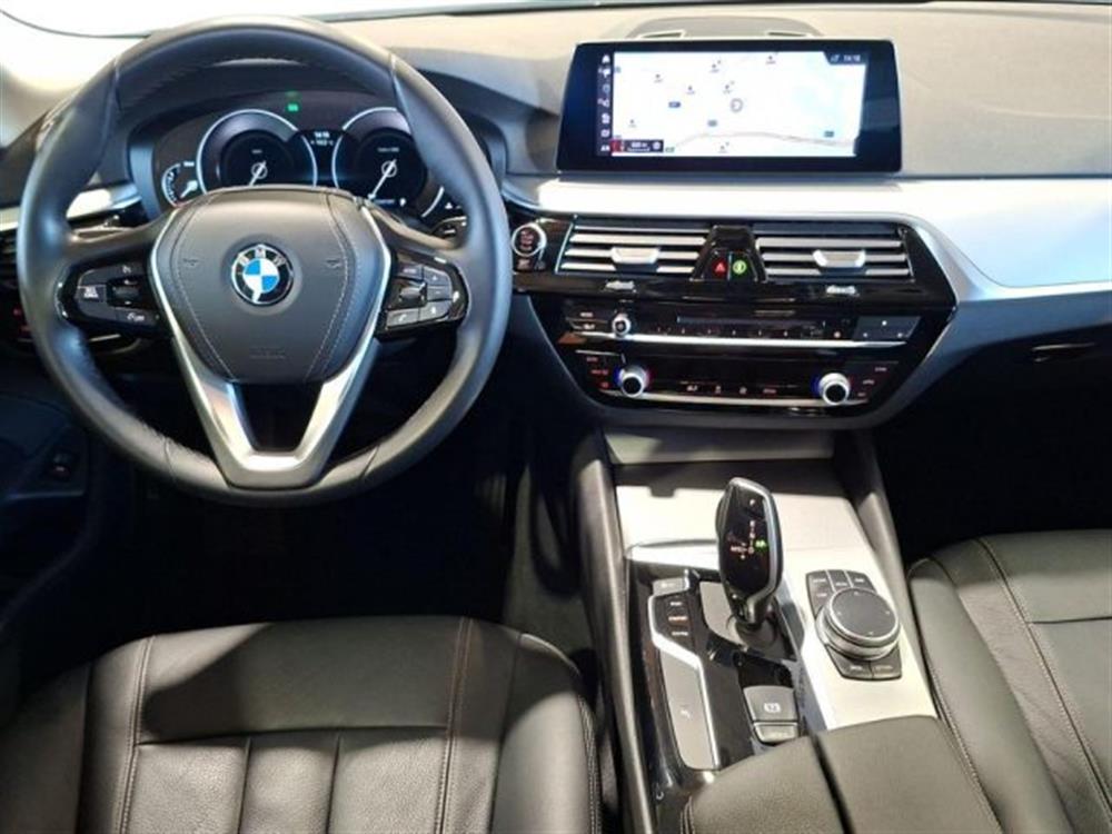 520 520 d xDrive Touring Bus