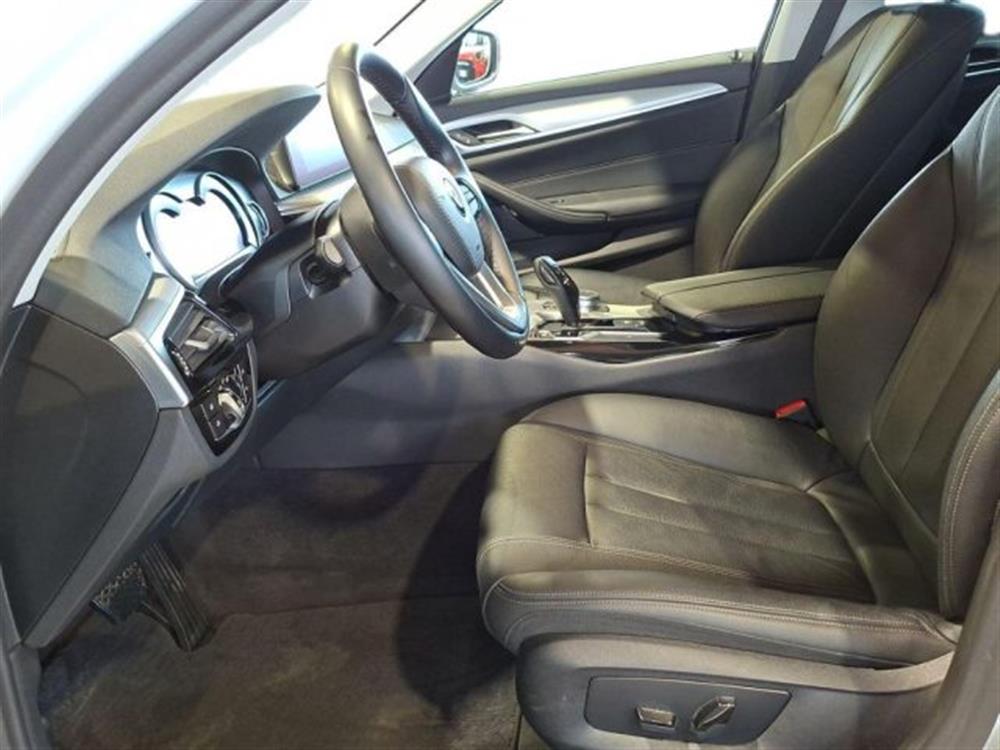 520 520 d xDrive Touring Bus