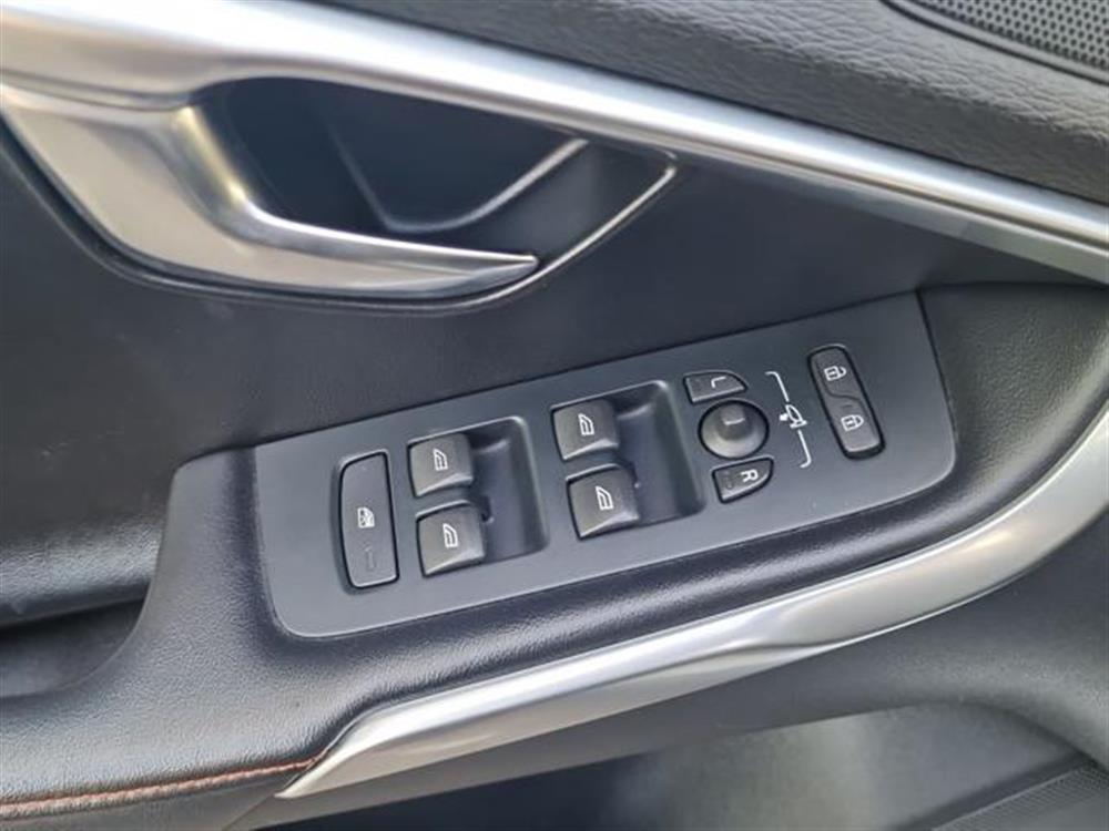 V40 Cross Country V40 Cross Country D2 Kinetic
