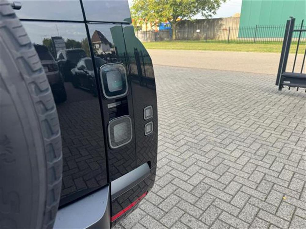 Defender Defender 110 P300 E HYBRID AW